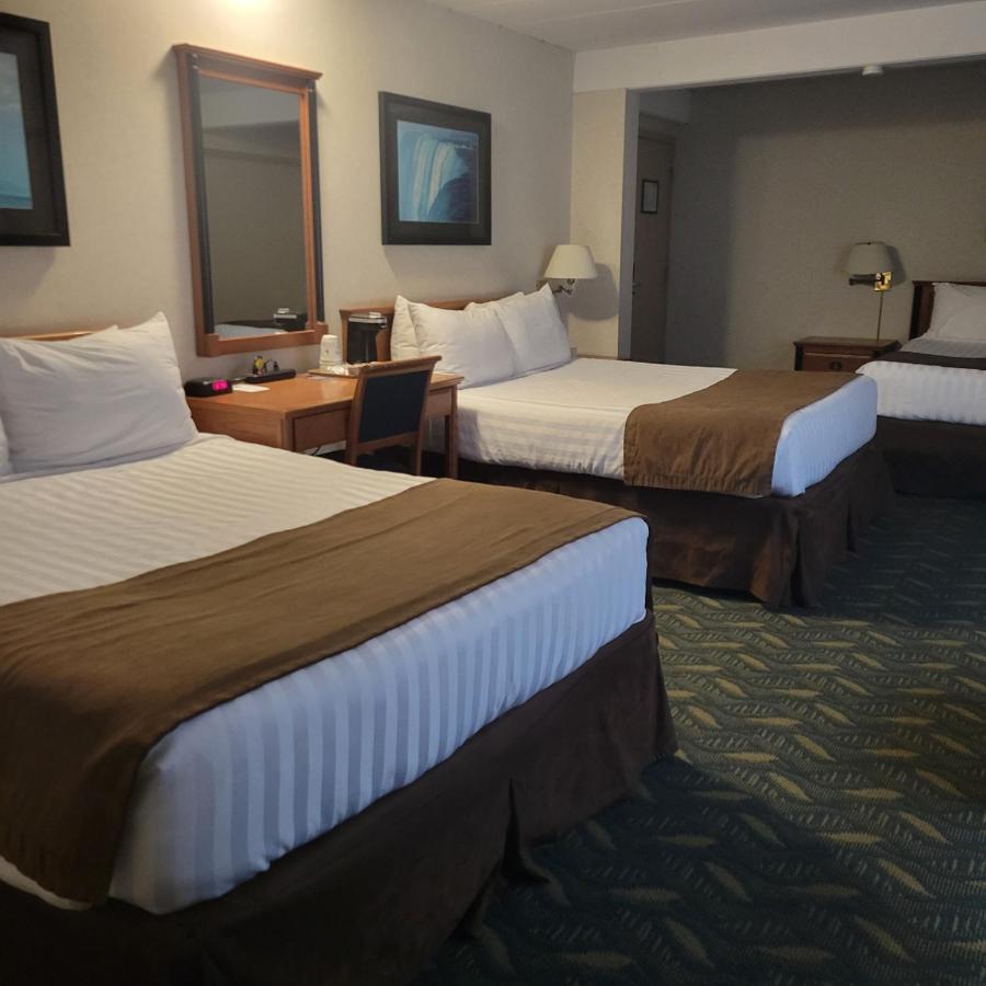 Travelodge By Wyndham At The Falls Hotel 3*