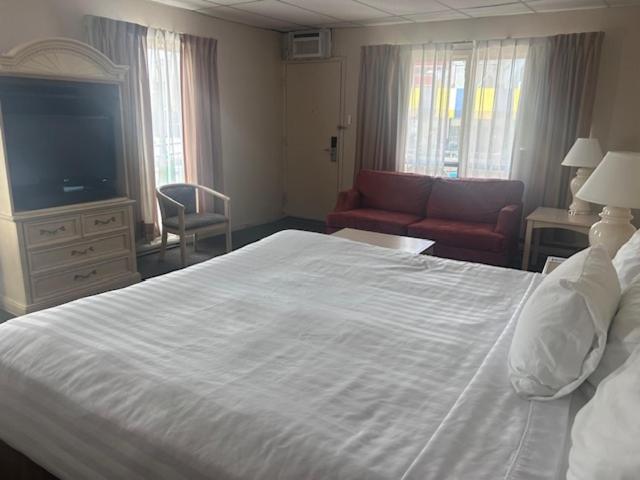 Travelodge By Wyndham At The Falls Hotel 3*
