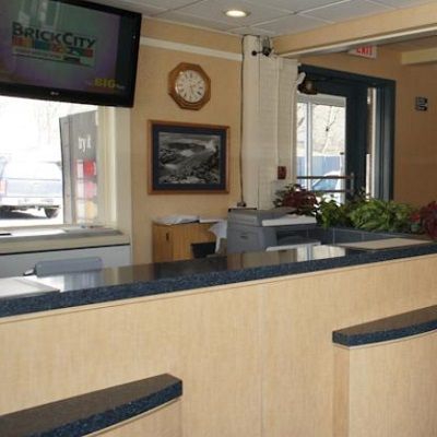 Travelodge By Wyndham At The Falls Hotel 3*