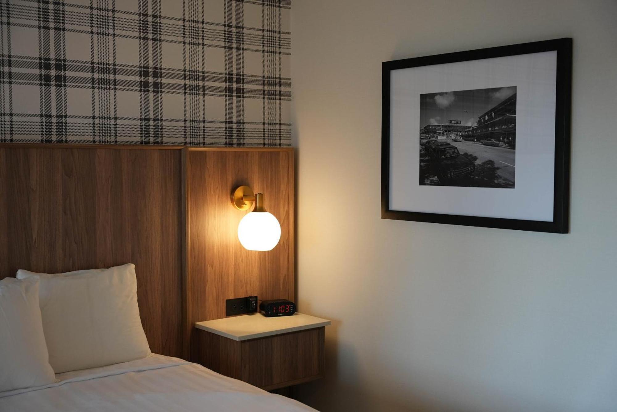Travelodge By Wyndham At The Falls Hotel 3*