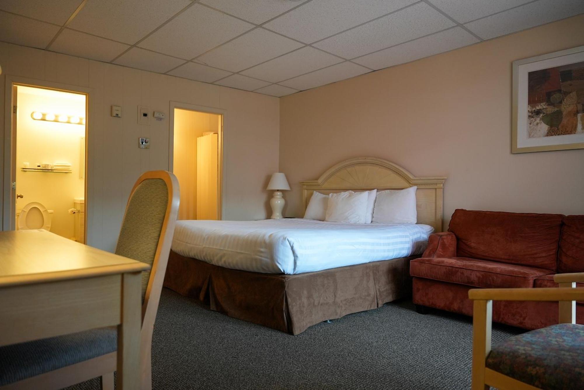 Travelodge By Wyndham At The Falls Hotel 3*